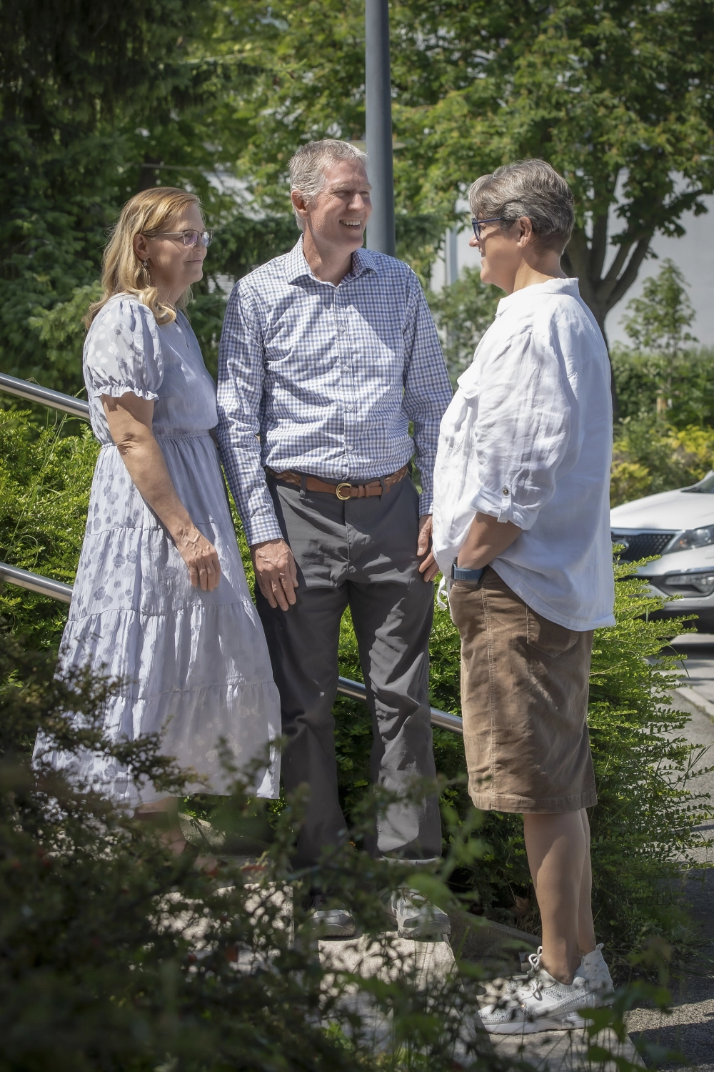 Gemeinsam Unterwegs-Signe sitzt mit älteren Frauen auf einer Bank in der Natur